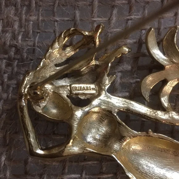 Vintage Trifari Mermaid Goldtone Brooch With Pearl Dangles Rare - Picture 3 of 5